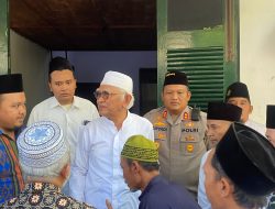 Bareng Gus Mus, Kapolres Rembang Turut Hadir Ikuti Takziah ke Rumah Duka Almarhum KH. Makin Shoimur