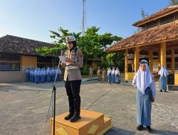Kasat Lantas Polres Rembang Jadi Irup di SMAN 3 Rembang Sosialisasikan Tertib Berlalu Lintas
