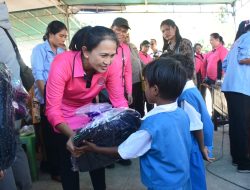 Ketum Bhayangkari Berikan Bantuan Kepada Anak Stunting di Desa Reruwairere