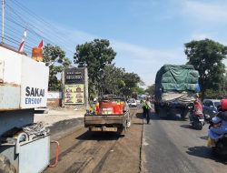 Di Kawatirkan Terjadi Macet, Personil Satlantas Polres Rembang Atur Lalin di Pembangunan Jalan