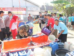 Polri Salurkan Bantuan Air Bersih Atasi Kekeringan di Grobogan