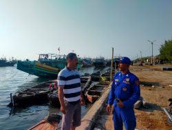 Patroli Di Pelabuhan Tasikagung, Personil Sat Polairud Polres Rembang Himbau Nelayan Ingin Melaut
