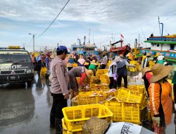 Ramai Giat Nelayan Bongkar Ikan, Sat Polairud Polres Rembang Monitoring Pelabuhan Tasikagung