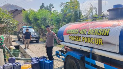 Rutin Bagikan Bantuan Air Bersih, Kali ini Desa Kedung Jadi Sasaran Polsek Pancur