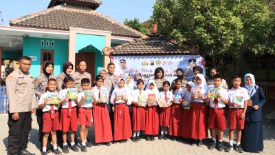 Polres Rembang Distribusikan Ribuan Buku Untuk Anak-anak Sekolah Dasar Di Rembang