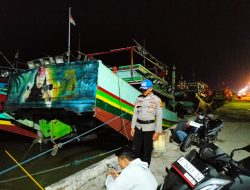 Sambangi Para Nelayan Di Pagi Buta, Satpolairud Polres Rembang Pantau Kondusifitas Wilayah Pesisir