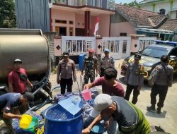 Kekeringan Semakin Meluas, Polsek Lasem Berikan Bantuan Air Bersih Untuk Warganya