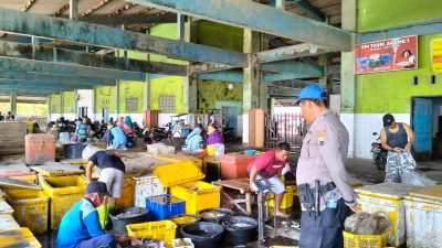 Sabtu Pagi Giat Nelayan Ramai Bongkar Ikan, Sat Polairud Polres Rembang Tetap Siaga Memantau Kondusifitas