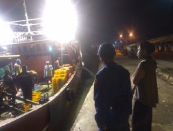 Patroli Pagi Buta, Anggota Sat Polairud Polres Rembang Pantau Aktivitas Bongkar Ikan Nelayan Tasikagung