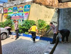 Jum’at Bersih, Anggota Polsek Kragan Gotong Royong Bersihkan Lingkungan Mako Polsek