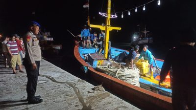 Suasana Masih Petang, Jajaran Sat Polairud Polres Rembang Pantau Nelayan Bongkar Ikan