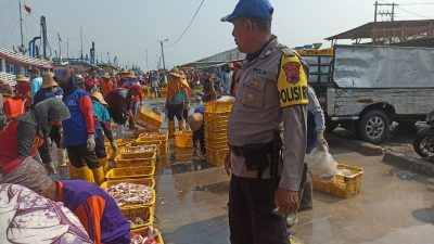 Aktivitas Bongkar Ikan Nelayan Tasikagung, Sat Polairud Polres Rembang Pantau Secara Berkala