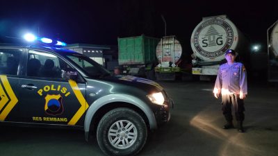 Antisipasi Aksi Premanisme, Patroli Backbone Polsek Sluke Sambang Kantong Truk Saat Dinihari