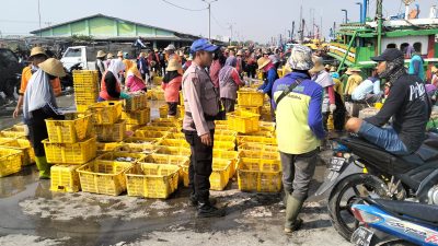 Situasi Ramai Giat Bongkar Ikan, Anggota Sat Polairud Polres Rembang Monitor Wilayah TPI Tasikagung