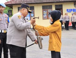 Elemen Masyarakat dengan sukarela memberikan knalpot brong kepada Kapolres Rembang di Halaman Polres Rembang.