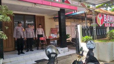 Kanit Binmas & Kanit Samapta Polsek Rembang Kota Sambangi Anggota Pam Jaga Kantor Bawaslu Rembang