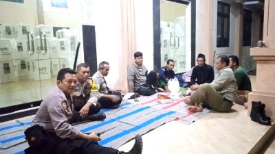 Kawal Ketat 24 Jam, Anggota Polsek Sulang Amankan Logistik Pemilu 2024 di Gudang PPK Kecamatan