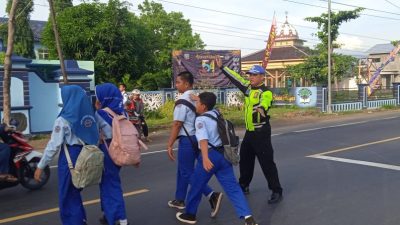 Pelayanan Prima Kepolisian, Anggota Lantas Polsek Kragan Sigap Sebrangkan Jalan Anak Sekolah