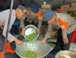 Setiap hari, dapur lapangan Sat Brimob Polda Jateng siapkan 4.000 Nasi untuk korban banjir di Demak