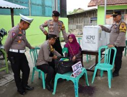Seksi Dokkes Polres Rembang Cek Kesehatan KPPS dan Anggota PPS Dalam Pemilu Ulang di TPS 01 Desa Pandean Wilayah Kab. Rembang