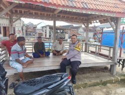 Patroli Dialogis Dengan Warga Nelayan Pesisir, Bhabinkamtibmas Ingatkan Waspada Gelombang Tinggi Di Laut