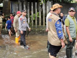 Kapolda Jateng dan Pangdam Berikan Bantuan Pada Warga Terdampak Banjir di Jepara