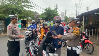 Turun Langsung Ke Jalan, Kasat Lantas Polres Rembang Bersama Personil Himbau Pengendara Dalam Rangka Ops Keselamatan Candi 2024