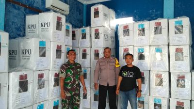 Personil Polsek Sarang Perketat Penjagaan Logistik Pilkada 2024 di PPK Kecamatan