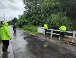 Curah Hujan Tinggi, Jajaran Polsek Kaliori Monitoring Debit Air Sungai di Beberapa Titik