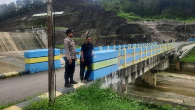 Curah Hujan Tinggi Setiap Harinya, Polsek Gunem Pantau Debit Air di Waduk Panohan