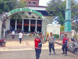 Jaga Kenyamanan Jemaah Sholat Jum’at, Sat Samapta Polres Rembang Pam di Masjid Agung Rembang