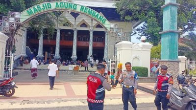 Jaga Kenyamanan Jemaah Sholat Jum’at, Sat Samapta Polres Rembang Pam di Masjid Agung Rembang