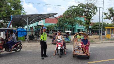 Minimalis Laka Lantas, Anggota Polsek Kragan Bantu Urai Lalu Lintas Di Titik Kemacetan Depan Pasar