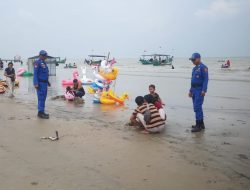 Gencarkan Patroli Laut, Sat Polairud Polres Rembang Jaga Kondusifitas Di Obyek Wisata Pantai