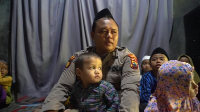 Polisi Polrestabes Semarang Menjadi Bapak Asuh bagi 35 Anak Yatim Piatu