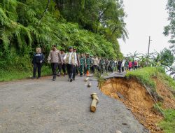 Kapolda Jateng Pantau Langsung Longsor Pekalongan, Polda Kerahkan Unit K9 dan Ekskavator