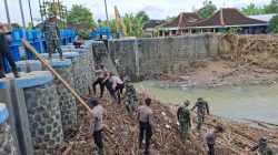 Bersama Lawan Bencana, Polres Sukoharjo Bersihkan Bendungan Bengawan Solo dari Sampah