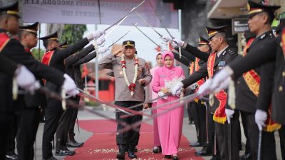 Tradisi Pedang Pora Hiasi Acara Penyambutan Kapolres Rembang Yang Baru