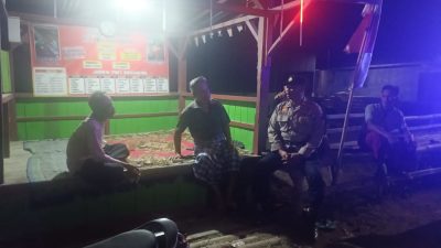 Blue Light Patrol Dinihari Polsek Sale Sambang Warga Sedang Siskamling Sembari Monitoring Situasi Kamtibmas