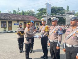 18 Anggota Berprestasi Polres Rembang, Di Ganjar Reward Dari Kapolres Rembang