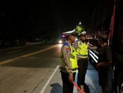 Membahayakan Pengguna Jalan, Sat Lantas Polres Rembang Tegur Dengan Humanis Truk Tronton Parkir Di Bahu Jalan