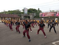 Polres Rembang Isi Giat Olahraga Pagi Dengan Latihan Dasar Bela Diri Polri