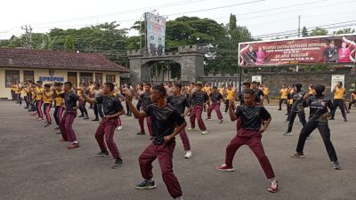 Polres Rembang Isi Giat Olahraga Pagi Dengan Latihan Dasar Bela Diri Polri