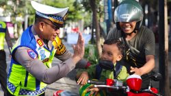 Sosialisasi Ops Keselamatan Candi 2025 Beri Souvenir Berupa Bola, Satlantas Polres Rembang Ajarkan Tertib Lalu Lintas Sejak Dini Pada Anak-anak