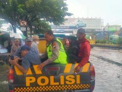 Demi Keselamatan Pengguna Jalan, Polisi Basah Kuyup Atur Arus Lalin di Tengah Banjir