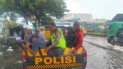 Demi Keselamatan Pengguna Jalan, Polisi Basah Kuyup Atur Arus Lalin di Tengah Banjir