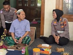 Jabat Kasatlantas Rembang Yang Baru, AKP Mitha Siang Ini Sowan Ke Mbah Syarof Minta Do’a Restu