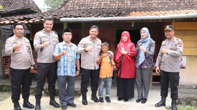 Penuh Haru, Kapolres Grobogan Kunjungi Bocah 7 Tahun yang Hidup dengan Sang Ibu Penyandang Gangguan Jiwa