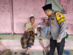 Blusukan Sampai Desa-desa, Kapolres Rembang & Personil Bagikan Takjil Buka Puasa