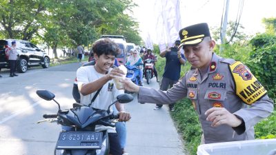 Berbagi Kebahagiaan di Bulan Ramadhan, Kapolres Rembang Beserta Jajaran Bagi-bagi Takjil Buka Puasa